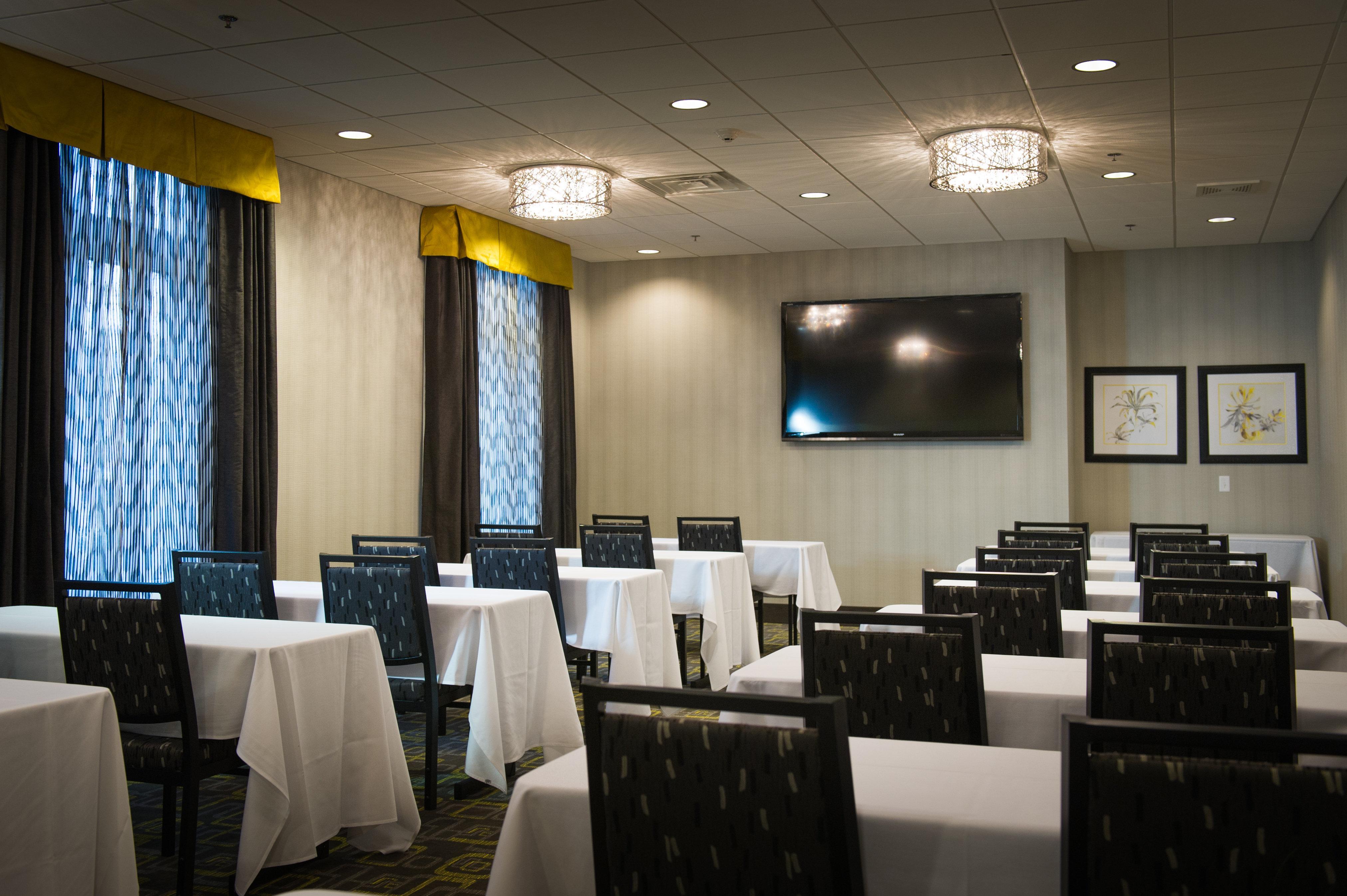 Holiday Inn Express And Suites Madison Central By Ihg Εξωτερικό φωτογραφία
